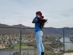 MiaSonne Porno Video: Über den Dächern von Tschechien- Einmal Blank ziehen bitte