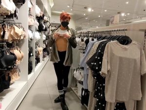 MiaSonne Porno Video: fin**rspiele bei der Shoppingtour