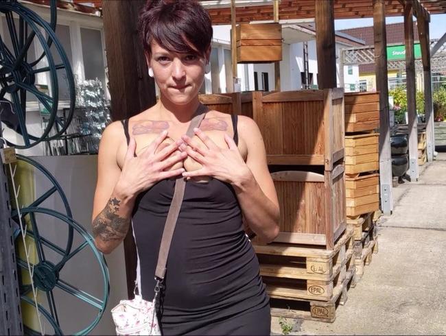 MiaSonne Porno Video: Zum ersten mal heimlich im Baumarkt blank gezogen und befummelt worden!